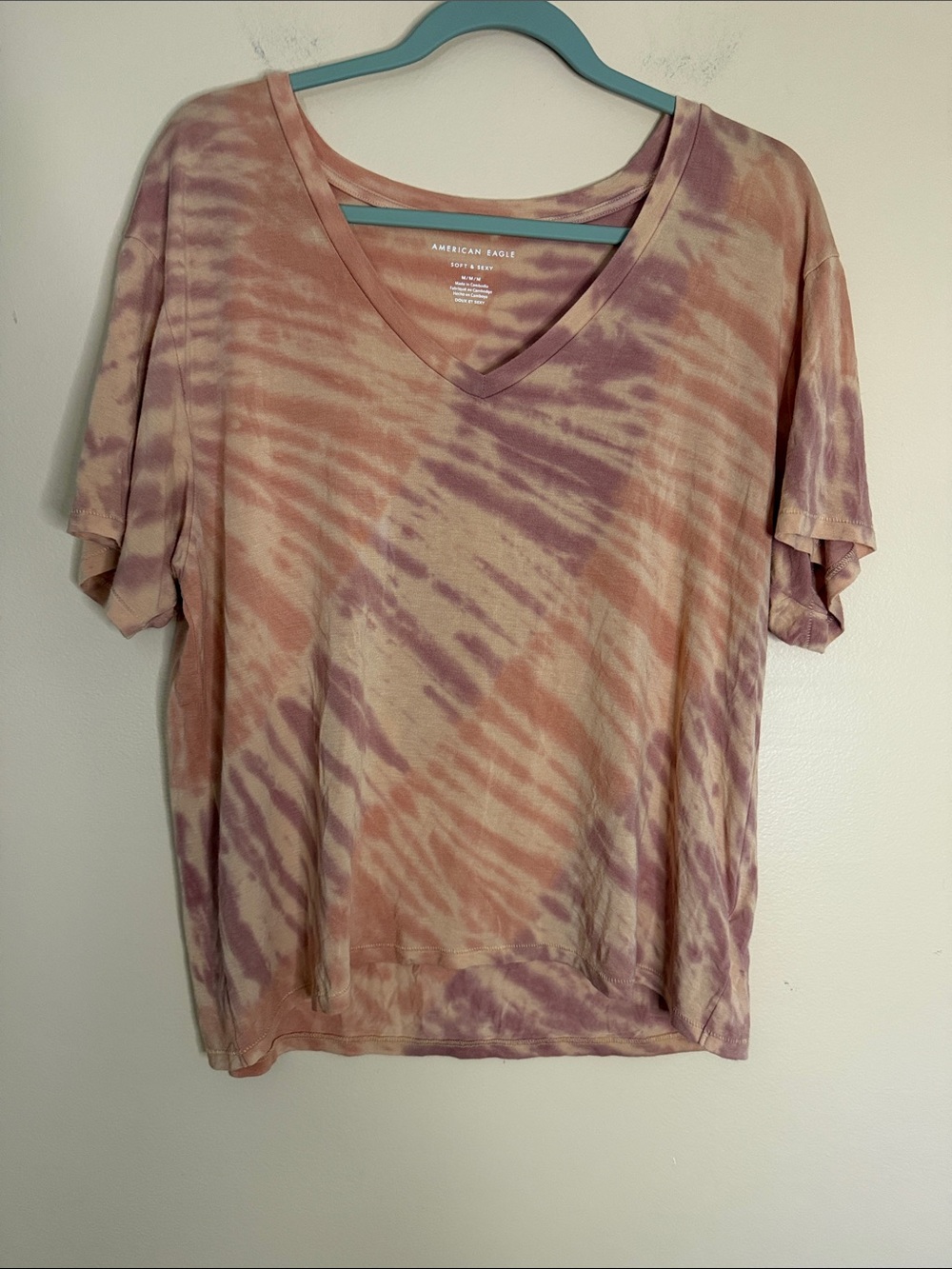 American Eagle Outfitters Short-Sleeve V-Neck Tie-Dye Top in Mauve and Peach